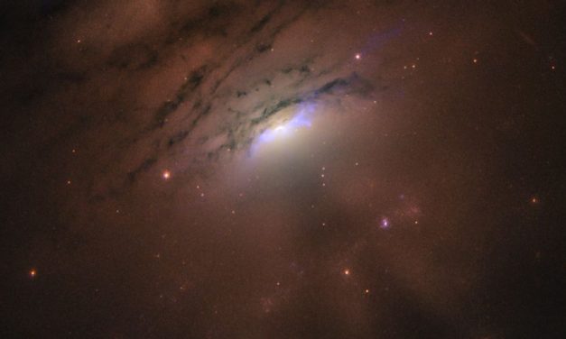 El Hubble Captura hermosa foto de una galaxia distante y su sombra