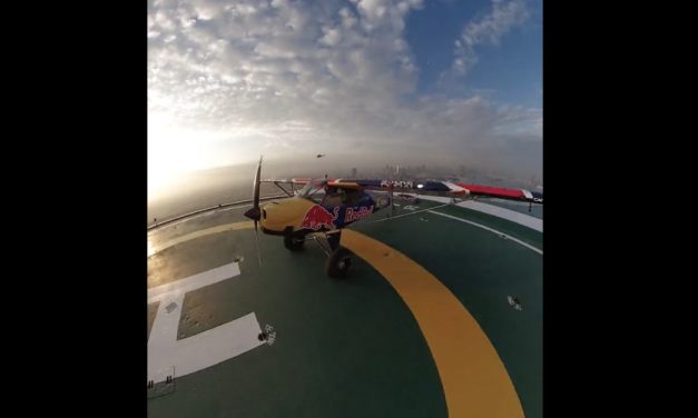 Aterrizan avión en Burj Al Arab