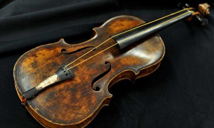 El violín de 110 años que sobrevivió el hundimiento del Titanic.